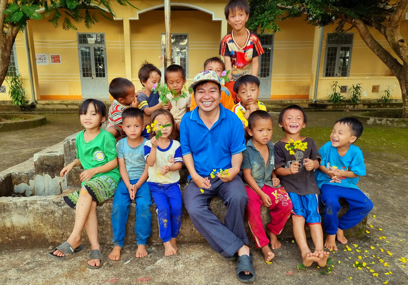 Anh Học và trẻ em ở các thôn, buôn vùng sâu tỉnh Đắk Lắk Anh Học và trẻ em ở các thôn, buôn vùng sâu tỉnh Đắk Lắk