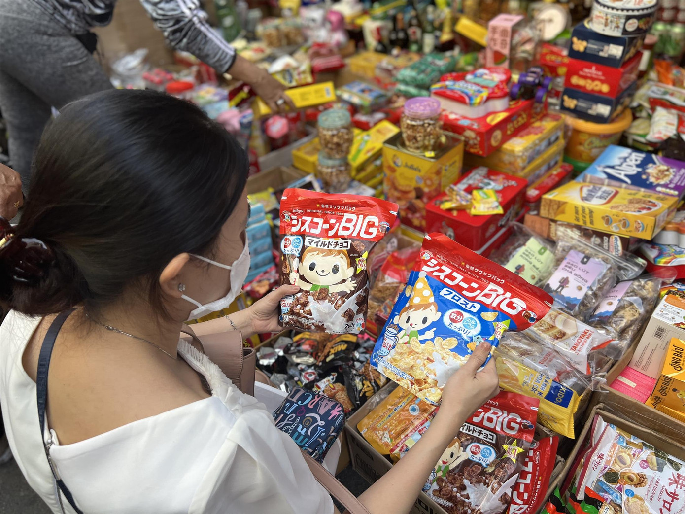 Bánh kẹo ngoại bán ở vỉa hè không có bất cứ thông tin nào bằng tiếng Việt với giá chỉ vài chục ngàn đồng/gói. Ảnh: U.P Bánh kẹo ngoại bán ở vỉa hè không có bất cứ thông tin nào bằng tiếng Việt với giá chỉ vài chục ngàn đồng/gói. Ảnh: U.P