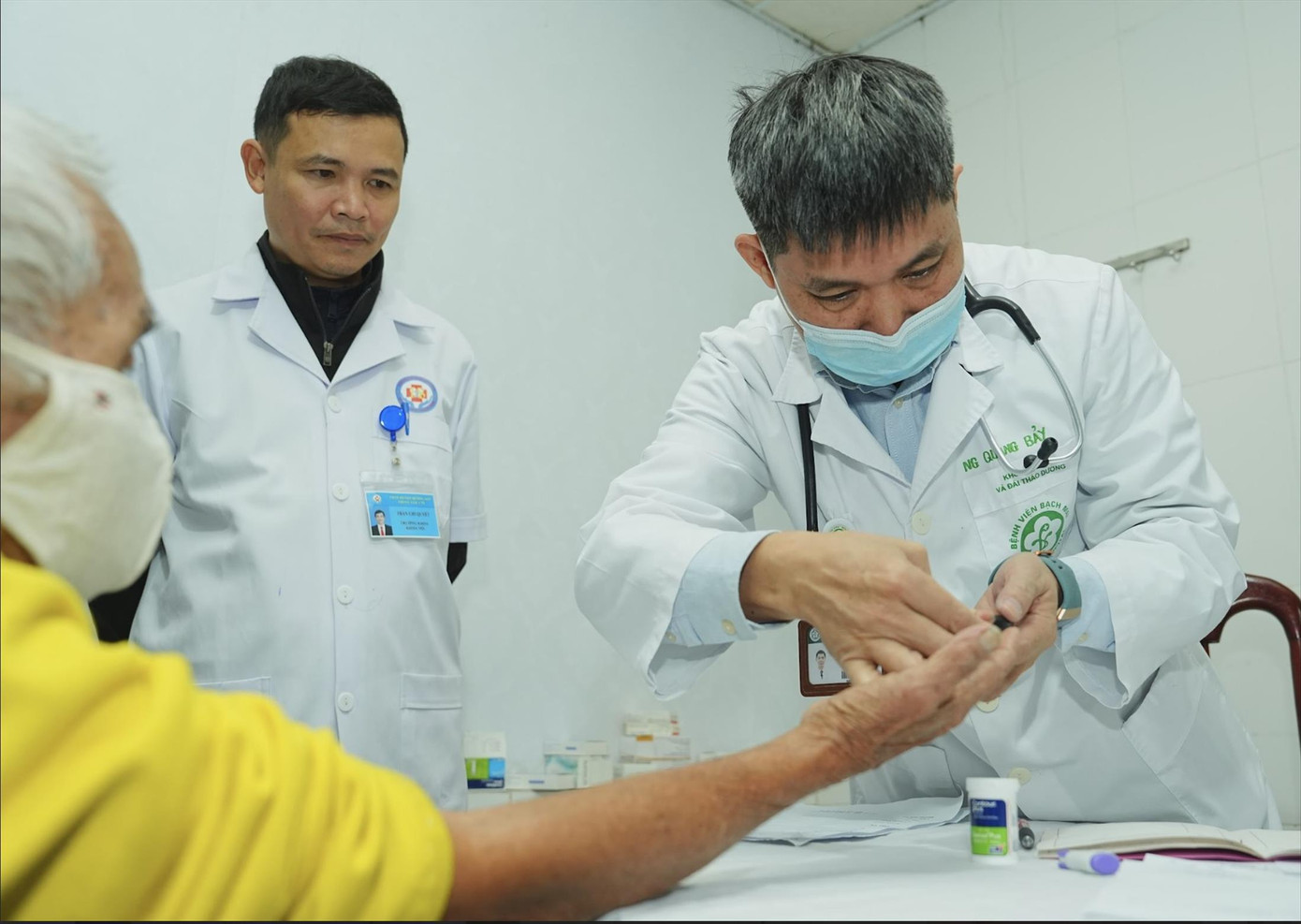 TS Nguyễn Quang Bảy khám cho bệnh nhân