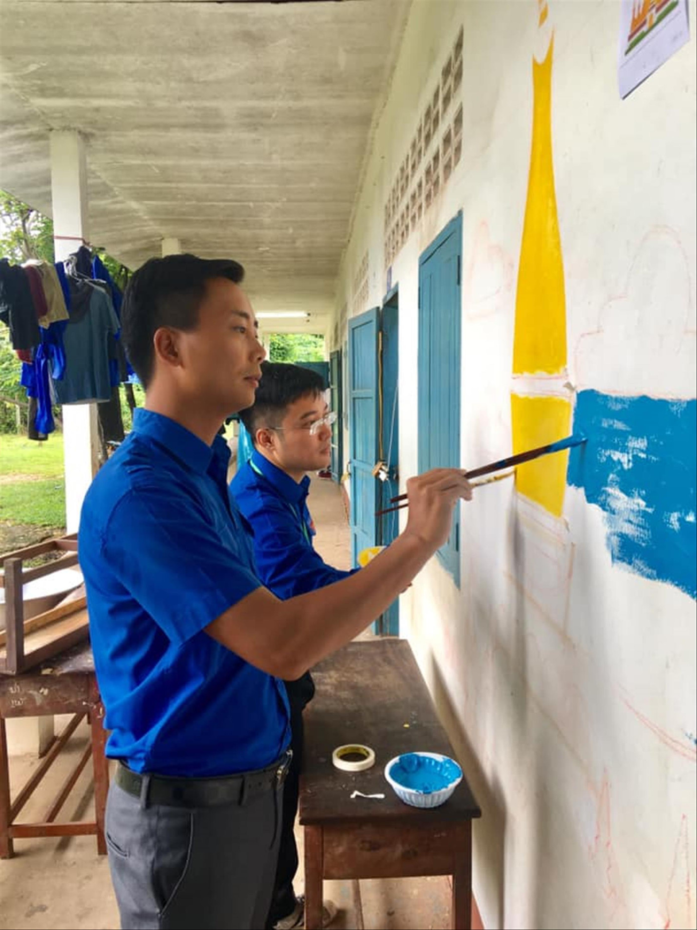 Anh Nguyễn Đức Tiến, UV BCH Trung ương Đoàn, Phó Bí thư Thường trực Thành đoàn, Chủ tịch Hội LHTN TP Hà Nội vẽ bích họa cho trường học tại Xay Tha Ni (Viêng Chăn) Anh Nguyễn Đức Tiến, UV BCH Trung ương Đoàn, Phó Bí thư Thường trực Thành đoàn, Chủ tịch Hội LHTN TP Hà Nội vẽ bích họa cho trường học tại Xay Tha Ni (Viêng Chăn)