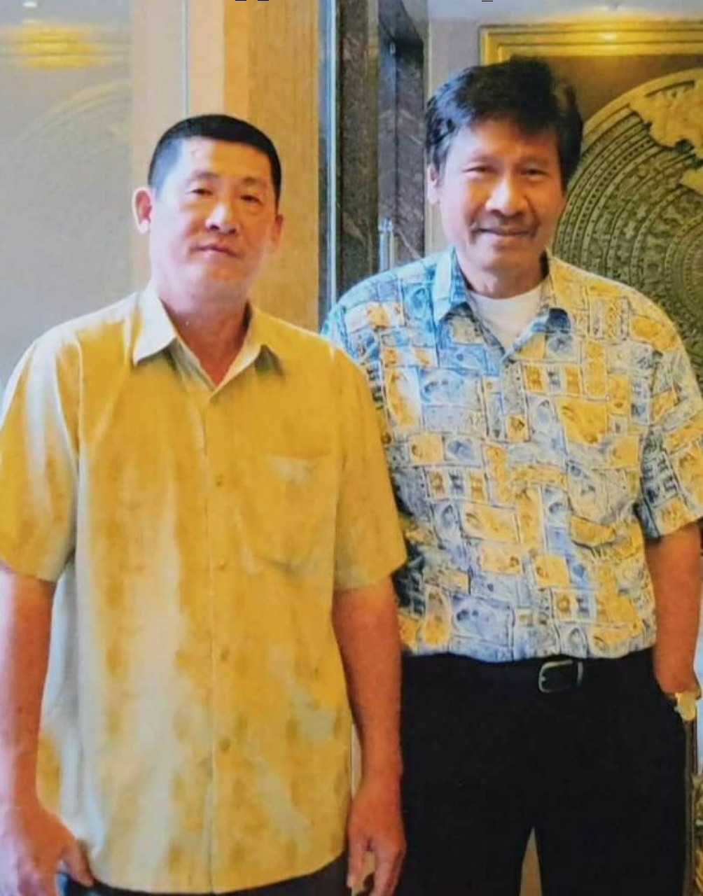 Nhà sưu tập (trái) và nhạc sĩ Từ Công Phụng (phải) Nhà sưu tập (trái) và nhạc sĩ Từ Công Phụng (phải)