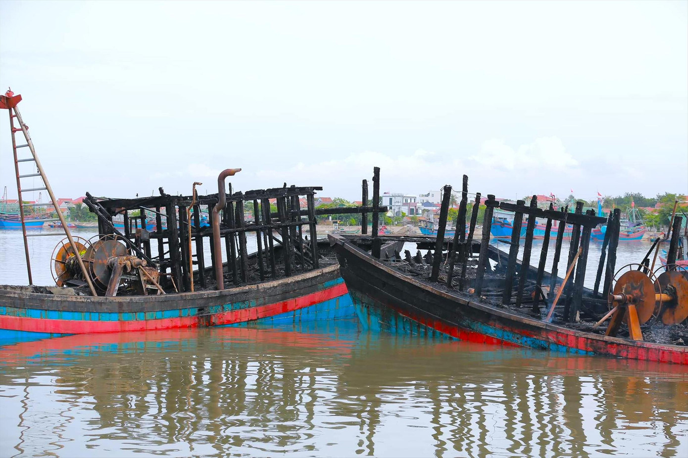 5 tàu cá trị giá hơn 20 tỷ đồng đã bị cháy rụi sau vụ hỏa hoạn tại cảng cá Lạch Quèn (Quỳnh Thuận, Quỳnh Lưu, Nghệ An) đêm 28/7