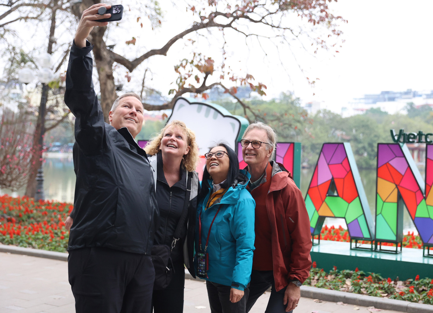 Người dân và người nước ngoài chụp ảnh với linh vật Mèo trên phố Đinh Tiên Hoàng, Hoàn Kiếm, Hà Nội Ảnh: Như Ý Người dân và người nước ngoài chụp ảnh với linh vật Mèo trên phố Đinh Tiên Hoàng, Hoàn Kiếm, Hà Nội Ảnh: Như Ý