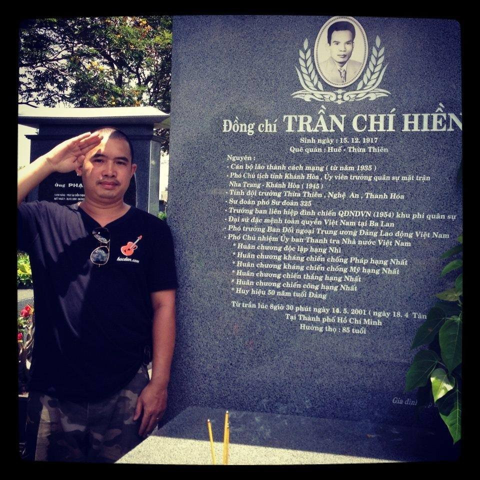 Hiếu Orion bên mộ ông nội Hiếu Orion bên mộ ông nội