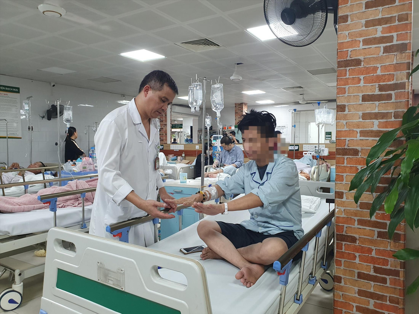 Bác sĩ Nguyên khám cho bệnh nhân ngộ độc thuốc lá điện tử