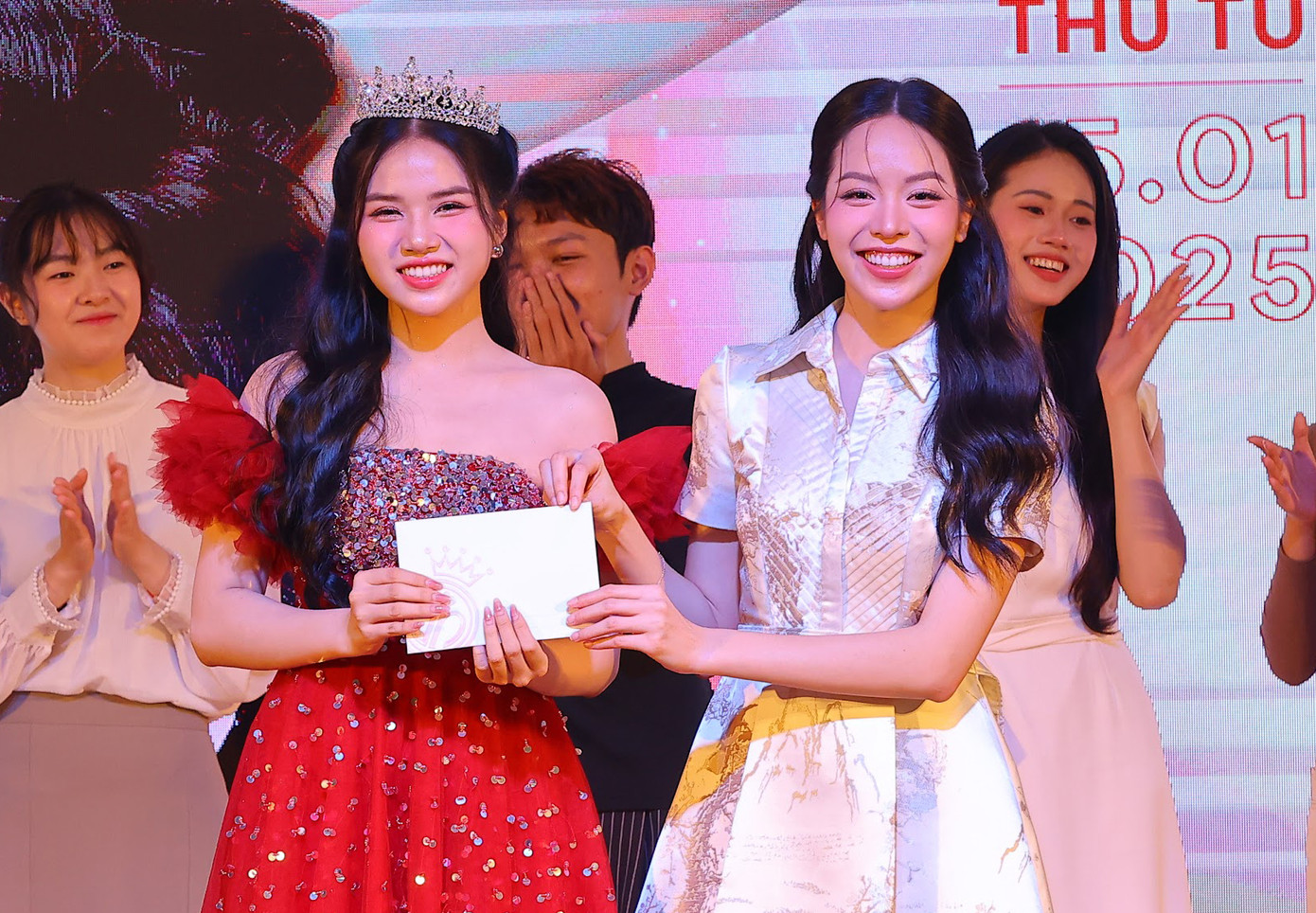 Sinh viên mong được tiếp năng lượng từ Hoa hậu Huỳnh Thị Thanh Thủy Ảnh: Trọng Tài