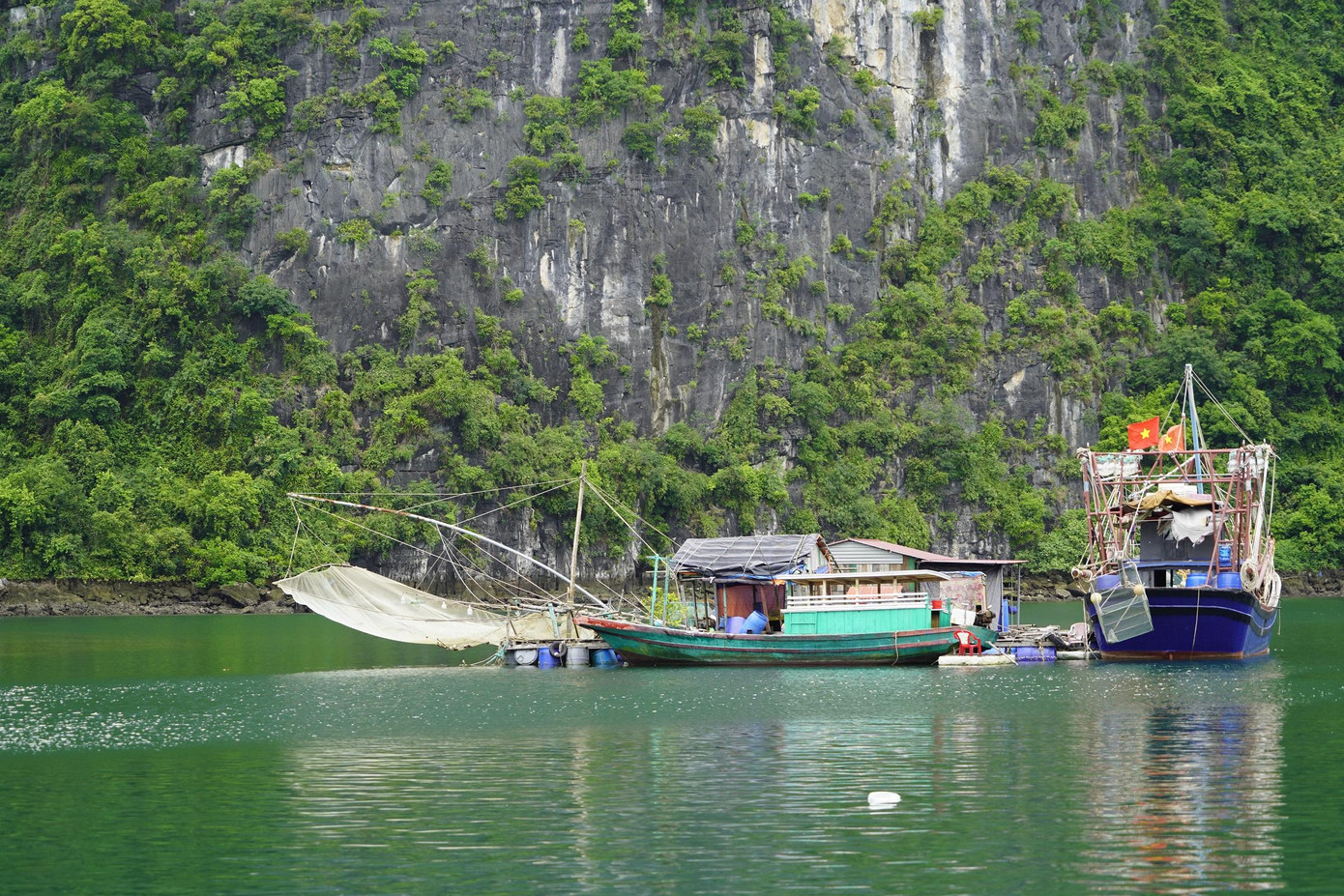 Sau hơn 8 năm thực hiện đề án di dời làng chài, du khách đến với Cửa Vạn từ vài triệu lượt mỗi năm nay chỉ còn vài trăm nghìn lượt. Ảnh: HOÀNG DƯƠNG Sau hơn 8 năm thực hiện đề án di dời làng chài, du khách đến với Cửa Vạn từ vài triệu lượt mỗi năm nay chỉ còn vài trăm nghìn lượt. Ảnh: HOÀNG DƯƠNG