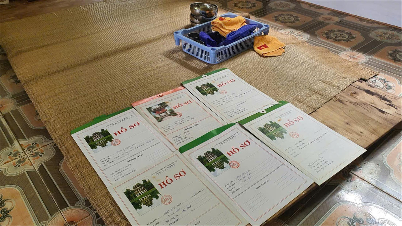 Những kỷ vật bao gồm khăn thêu tay, bát ăn, cốc uống nước, dép nhựa… Những kỷ vật bao gồm khăn thêu tay, bát ăn, cốc uống nước, dép nhựa…