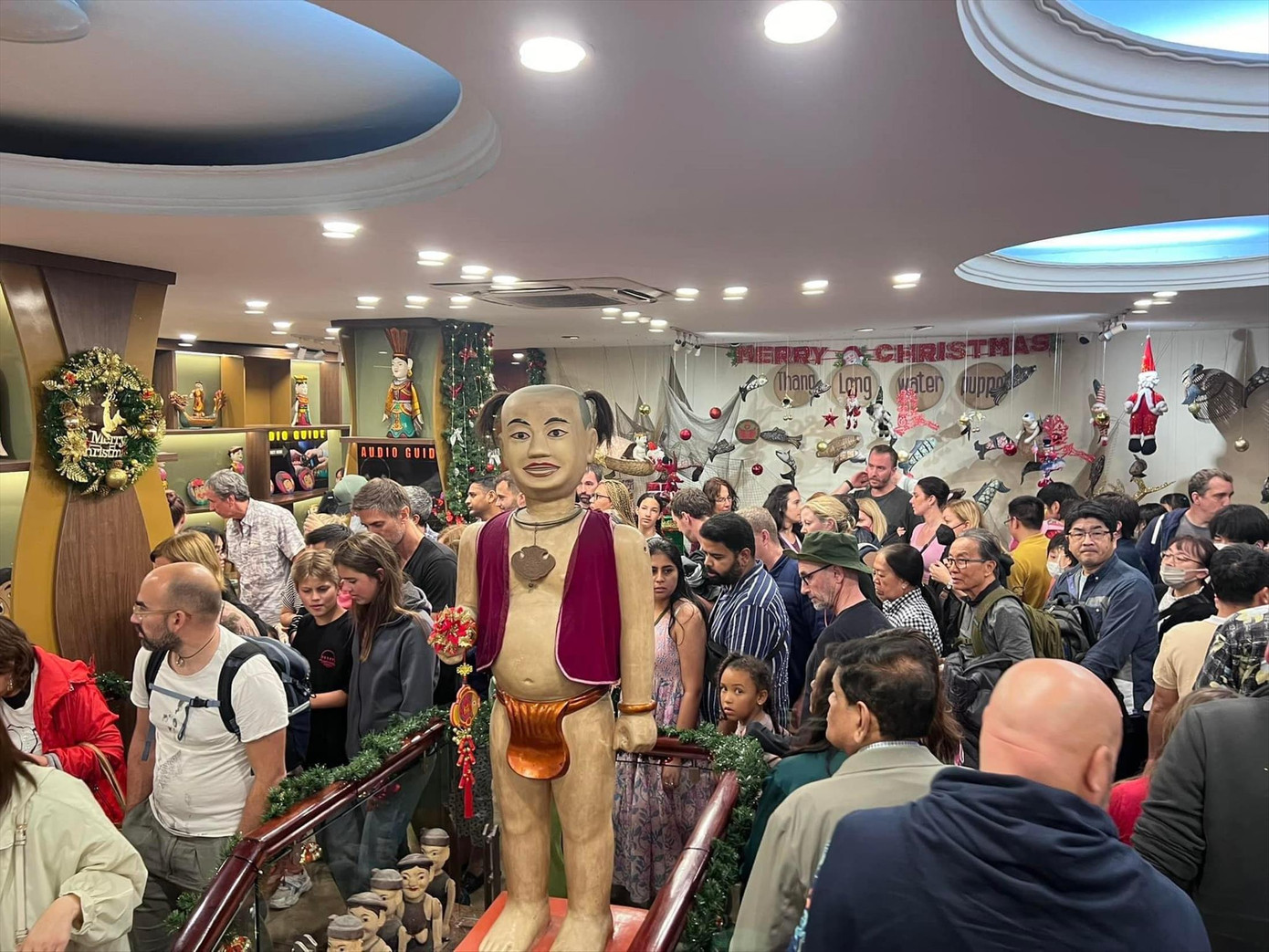 Du lịch văn hóa vẫn là sản phẩm hút khách quốc tế đến Việt Nam. Ảnh: Kỳ Sơn