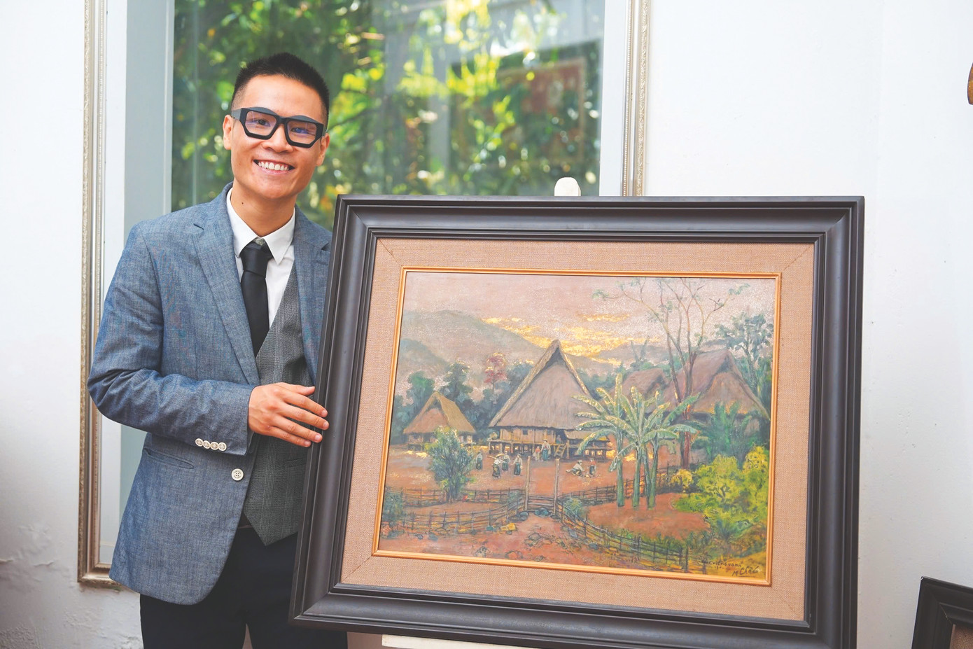 Họa sĩ Chu Quang bên tác phẩm của ông nội - nghệ nhân nhân dân Chu Mạnh Chấn