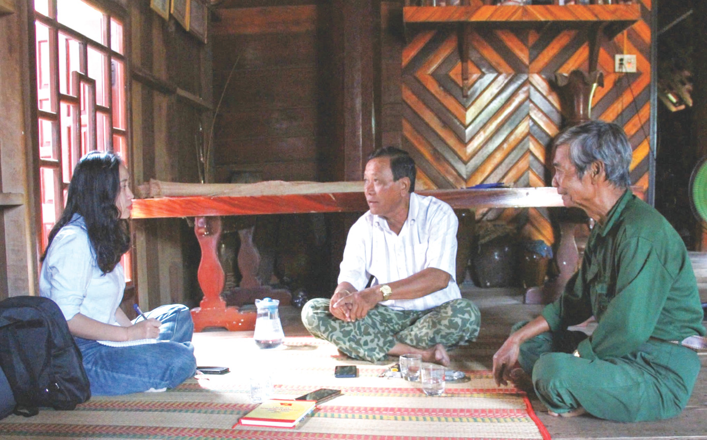 Già Y Đhun (giữa) kể câu chuyện quá khứ hào hùng kiên trung của người dân trong những năm kháng chiến