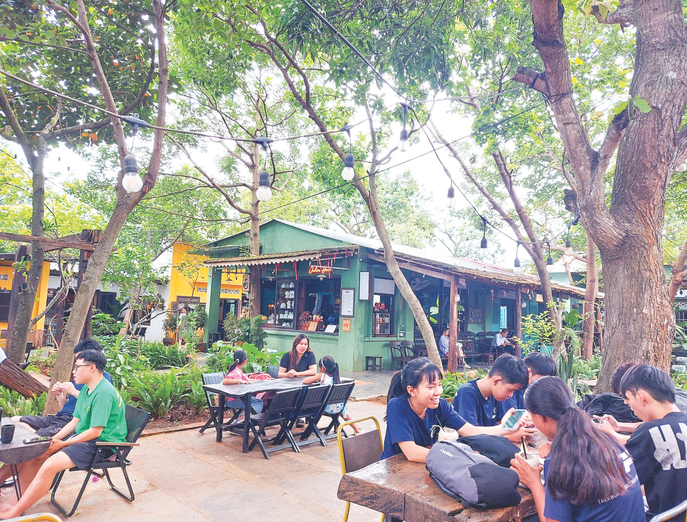 Không gian quán cà phê mộc mạc mang chút hoài niệm thu hút nhiều bạn trẻ Không gian quán cà phê mộc mạc mang chút hoài niệm thu hút nhiều bạn trẻ