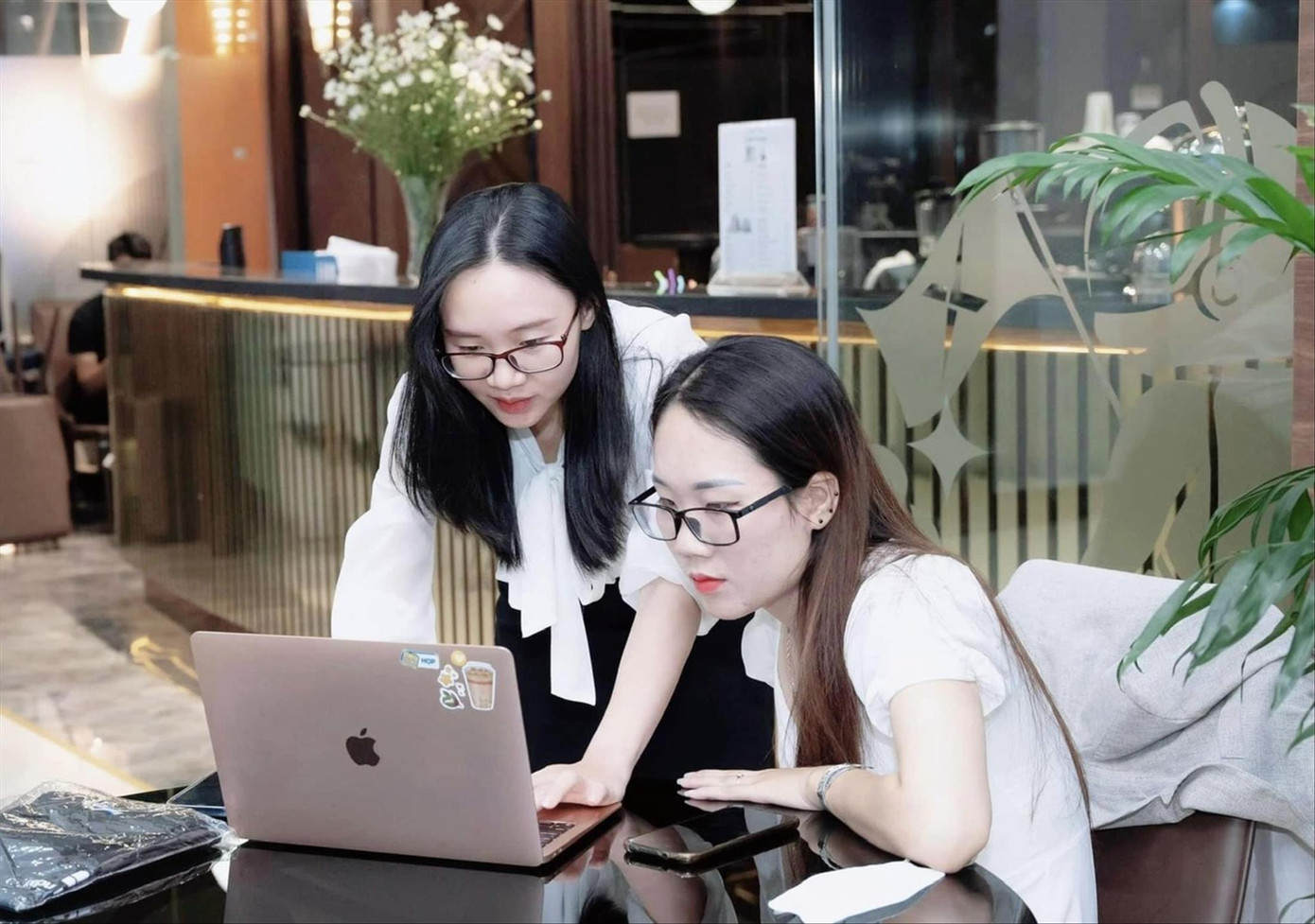 Bạn Nguyễn Thị Thịnh, 26 tuổi, Công ty 5S Media (đứng) đã sử dụng các công cụ AI để hỗ trợ cho công việc sáng tạo nội dung