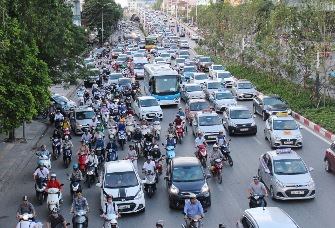 Từng được xóa điểm đen ùn tắc nhờ có cầu vượt nhưng do không có các giải pháp hỗ trợ hiệu quả, nút giao Trần Duy Hưng - Láng đang ùn tắc trở lại Từng được xóa điểm đen ùn tắc nhờ có cầu vượt nhưng do không có các giải pháp hỗ trợ hiệu quả, nút giao Trần Duy Hưng - Láng đang ùn tắc trở lại