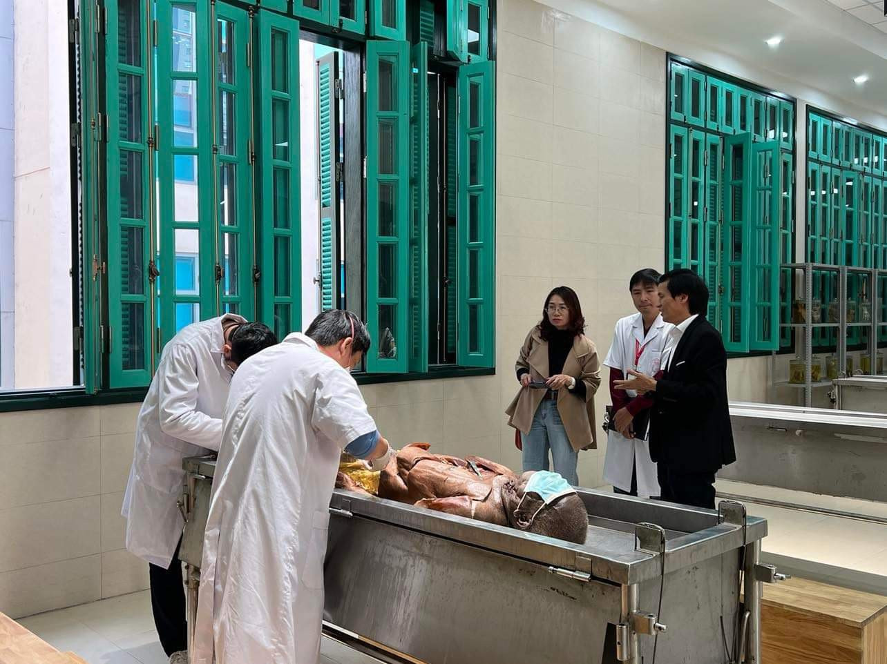 PGS.TS Đồng Văn Hệ - PGĐ BV Việt Đức và TS. Nguyễn Đức Nghĩa (đứng giữa) giải thích cho PV về quá trình giải phẫu xác hiến.