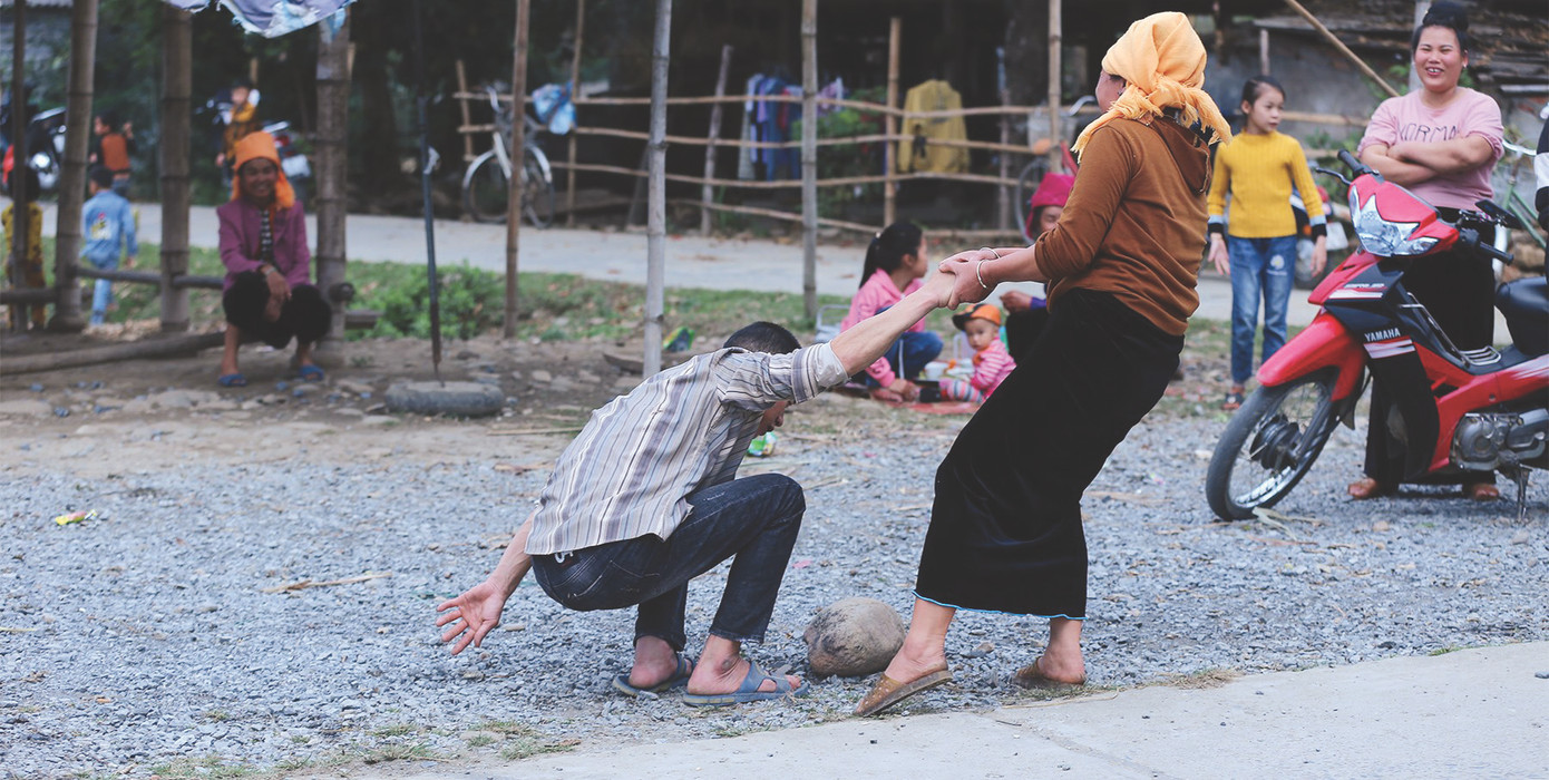 Ngày tết ở Bản Sang Thái, xã Nghĩa Lợi, thị xã Nghĩa Lộ, Yên Bái. Người chồng uống say được người vợ vừa dìu vừa kéo về nhà Ngày tết ở Bản Sang Thái, xã Nghĩa Lợi, thị xã Nghĩa Lộ, Yên Bái. Người chồng uống say được người vợ vừa dìu vừa kéo về nhà