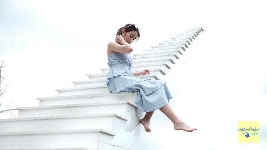 Hình ảnh khách du lịch vượt nắng nóng, xếp hàng để được lên “Nấc thang đến thiên đường” nổi tiếng ở Đà Lạt