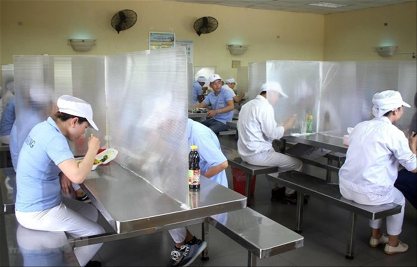 Doanh nghiệp bố trí chỗ ăn có vách ngăn cho công nhân để đảm bảo an toàn Ảnh: Minh Hưng Doanh nghiệp bố trí chỗ ăn có vách ngăn cho công nhân để đảm bảo an toàn Ảnh: Minh Hưng
