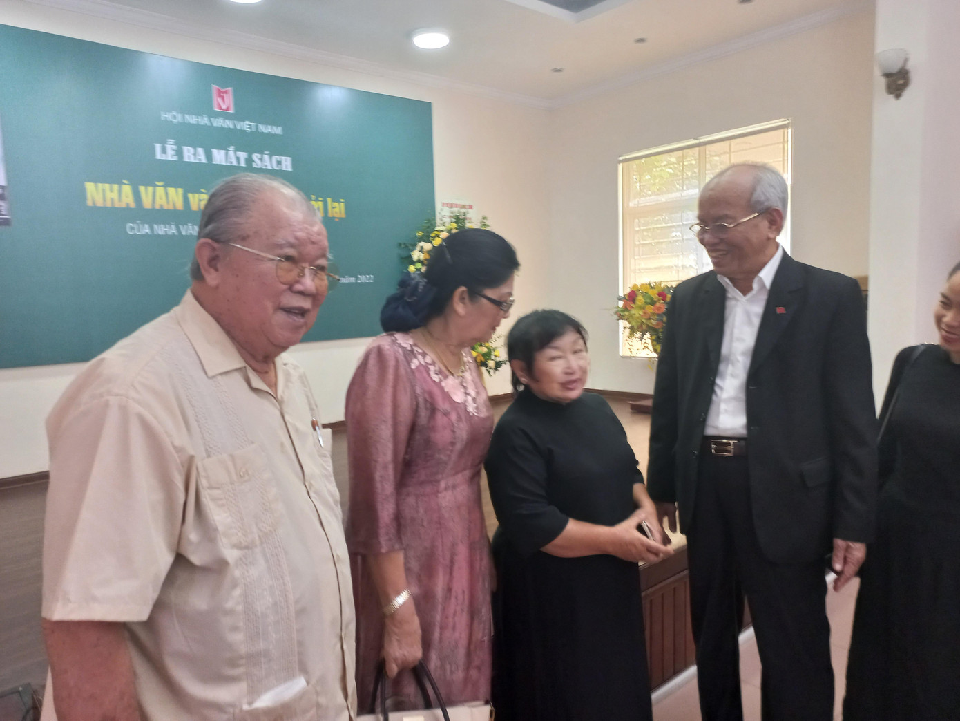 Tác giả Trình Quang Phú (áo khoác đen) giao lưu với bạn bè văn nghệ tại Hội thảo