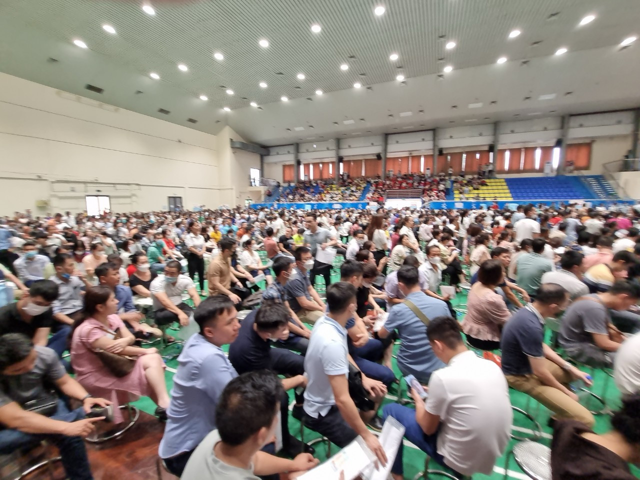 Biển người xếp hàng bốc thăm mua nhà xã hội Trung Văn