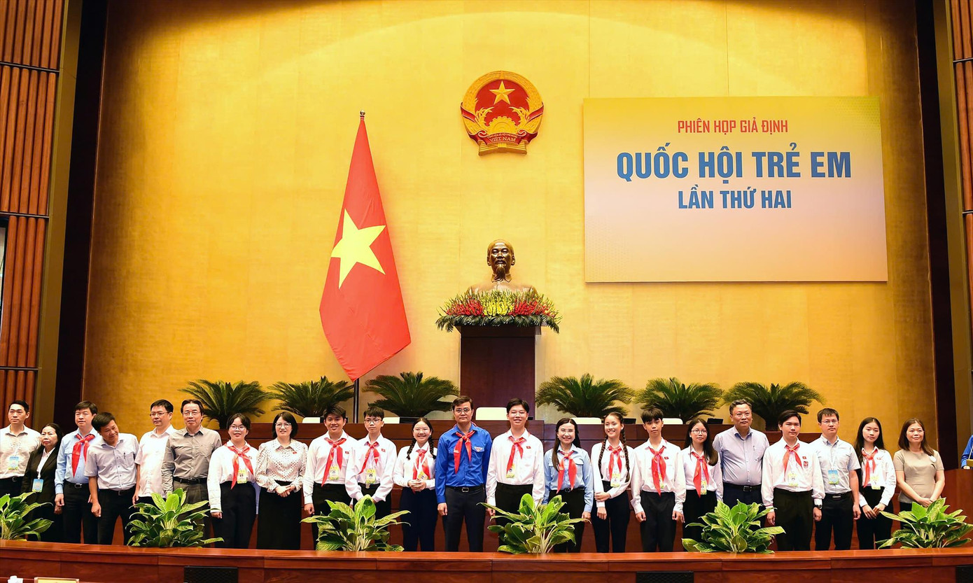 Bí thư thứ nhất T.Ư Đoàn Bùi Quang Huy cùng các đại biểu chụp ảnh lưu niệm với đại biểu phiên họp giả định “Quốc hội trẻ em” lần thứ II, năm 2024 - Ảnh: XUÂN TÙNG Bí thư thứ nhất T.Ư Đoàn Bùi Quang Huy cùng các đại biểu chụp ảnh lưu niệm với đại biểu phiên họp giả định “Quốc hội trẻ em” lần thứ II, năm 2024 - Ảnh: XUÂN TÙNG