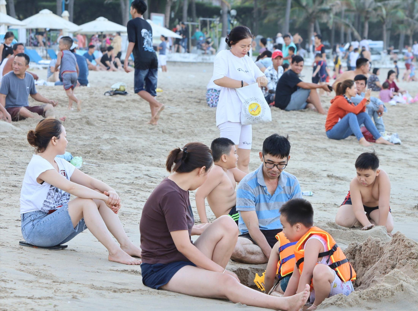 Nhiều du khách, người dân không đeo khẩu trang tại bãi biển Nha Trang trong dịp lễ 30/4-1/5 Ảnh: LỮ HỒ