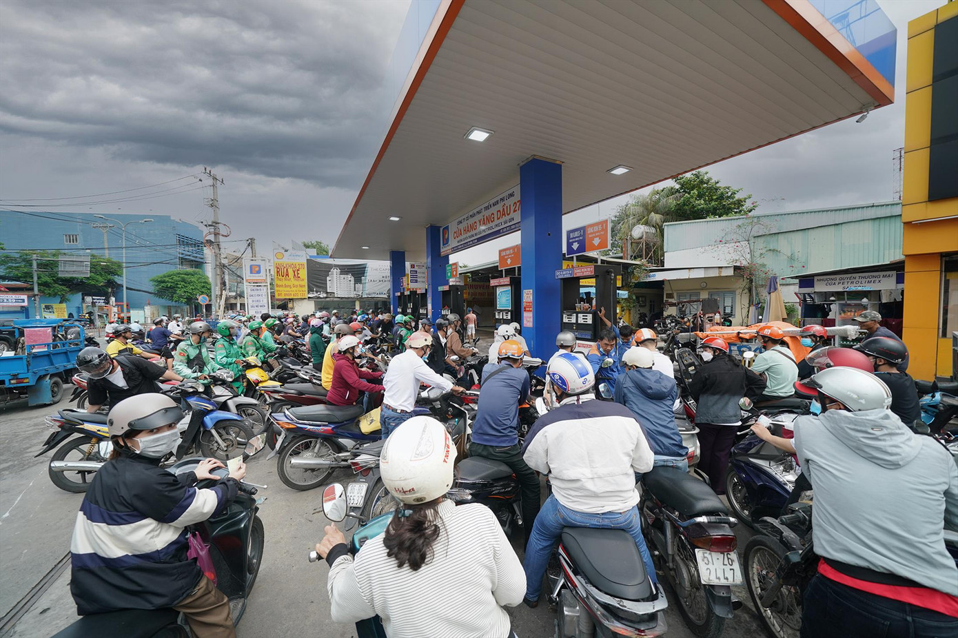 Người dân TPHCM chật vật trong việc tìm mua xăng. Ảnh: Phạm Nguyễn Người dân TPHCM chật vật trong việc tìm mua xăng. Ảnh: Phạm Nguyễn