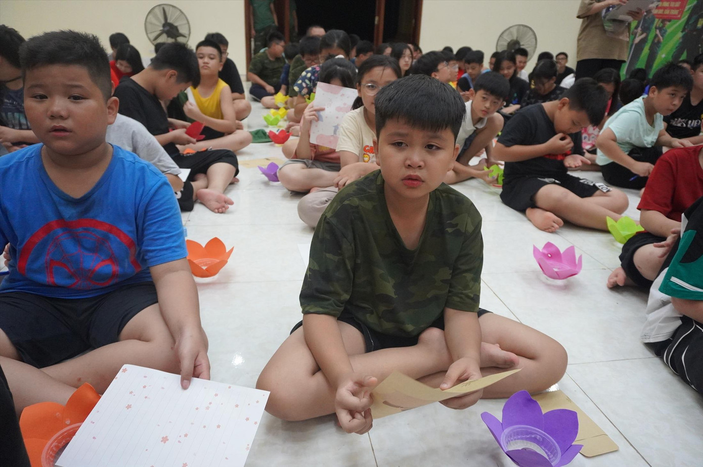 Em Nguyễn Quang Thành (bên phải) sinh sống và học tập tại Lào nhưng vẫn về nước tham gia khóa học. Em Nguyễn Quang Thành (bên phải) sinh sống và học tập tại Lào nhưng vẫn về nước tham gia khóa học.