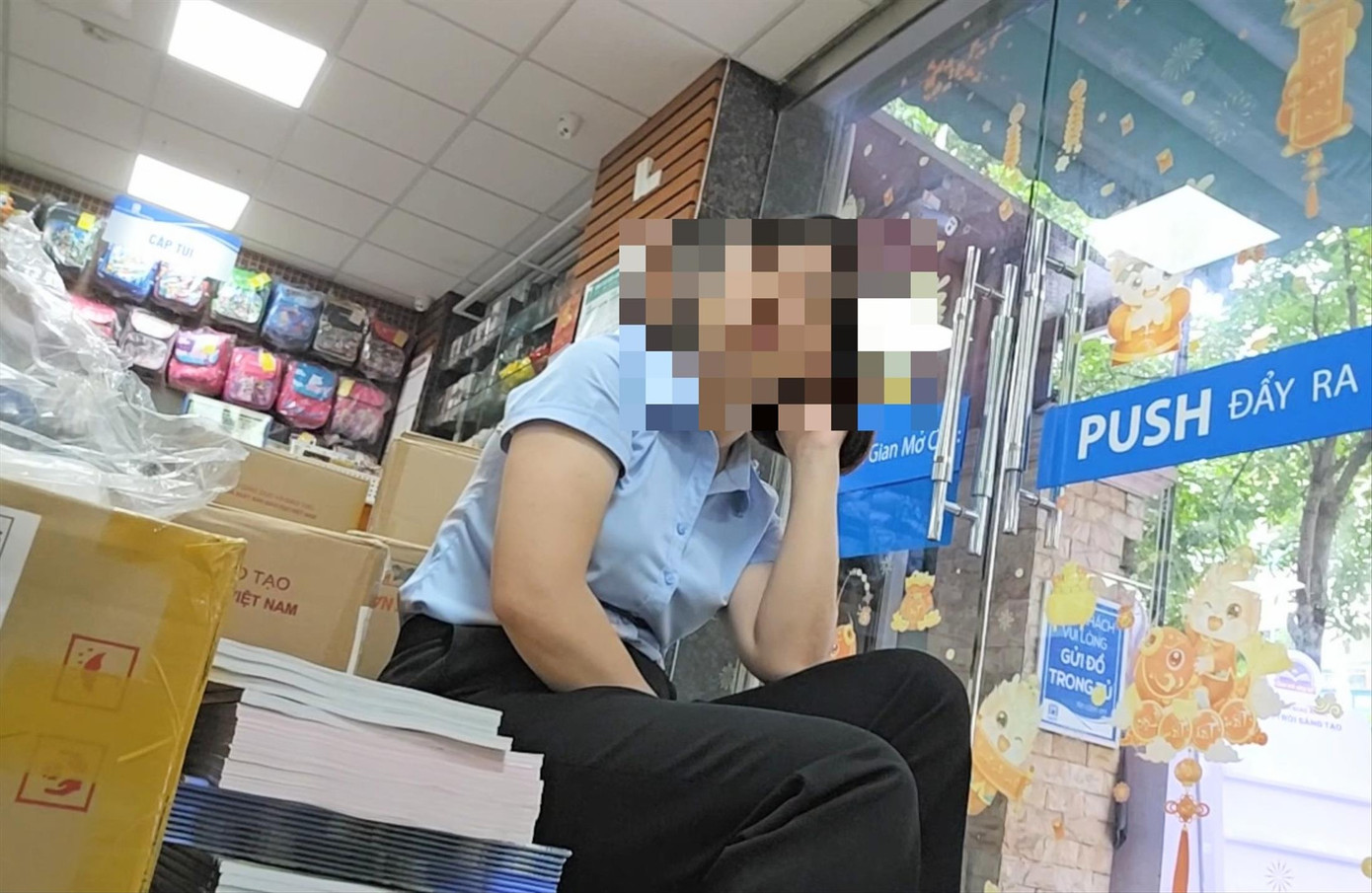 Nhân viên được cho là của Nhà xuất bản Giáo dục trao đổi về “hoa hồng” sách giáo khoa Nhân viên được cho là của Nhà xuất bản Giáo dục trao đổi về “hoa hồng” sách giáo khoa