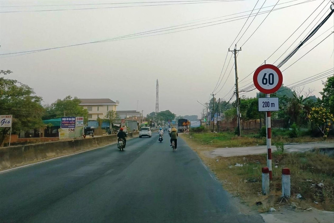 Biển báo hạn chế tốc độ bất ngờ xuất hiện và chỉ có hiệu lực trên 200 m. Ảnh: Viết Hà.