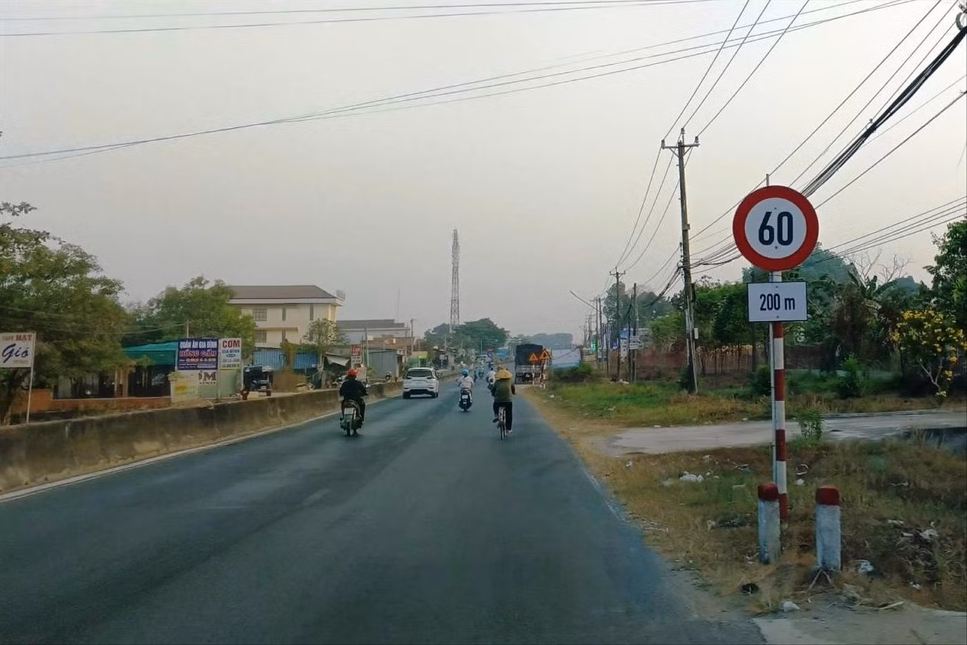 Biển báo hạn chế tốc độ bất ngờ xuất hiện và chỉ có hiệu lực trên 200 m. Ảnh: Viết Hà.