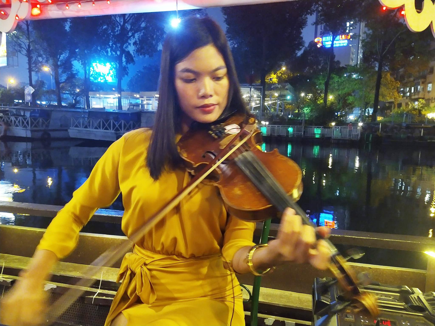 Nghệ sĩ biểu diễn trên thuyền du lịch trên kênh. Ảnh: Trần Nguyễn Anh