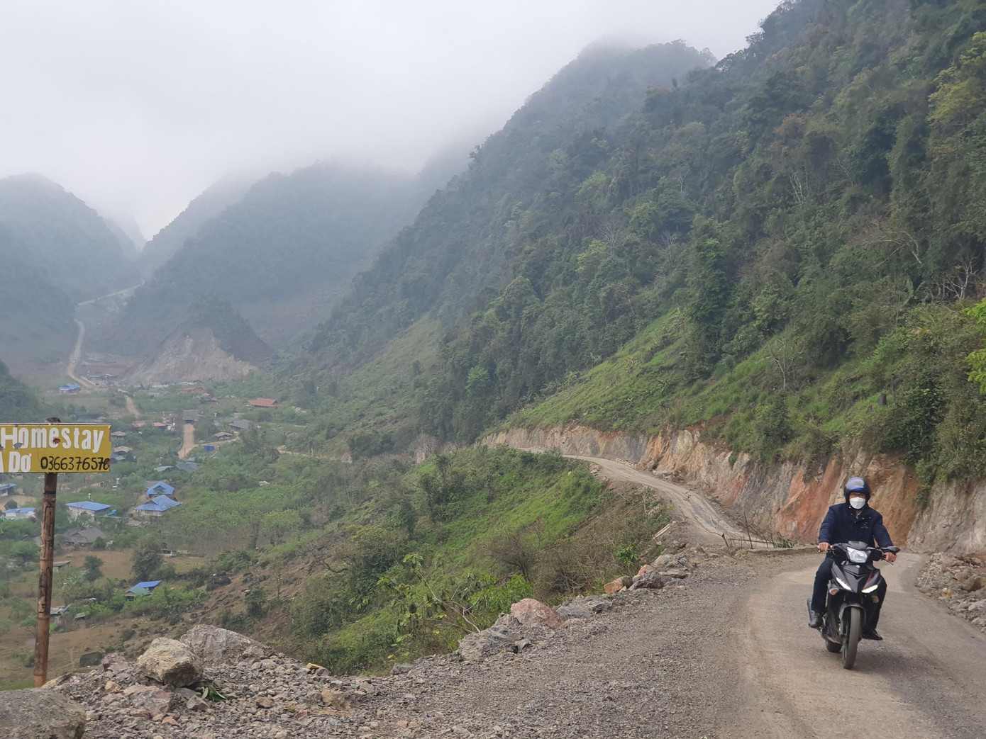 Con đường độc đạo men theo triền núi vào xã Hang Kia