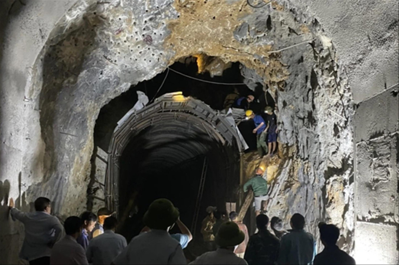 Hiện trượng vụ sập trần hầm đường sắt Bắc - Nam Hiện trượng vụ sập trần hầm đường sắt Bắc - Nam