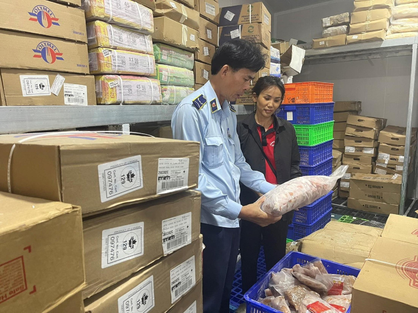 Lực lượng quản lý thị trường TPHCM thu giữ nhiều nội tạng động vật “3 không” tại một kho hàng ở phường Bình Chiểu (TP Thủ Đức)