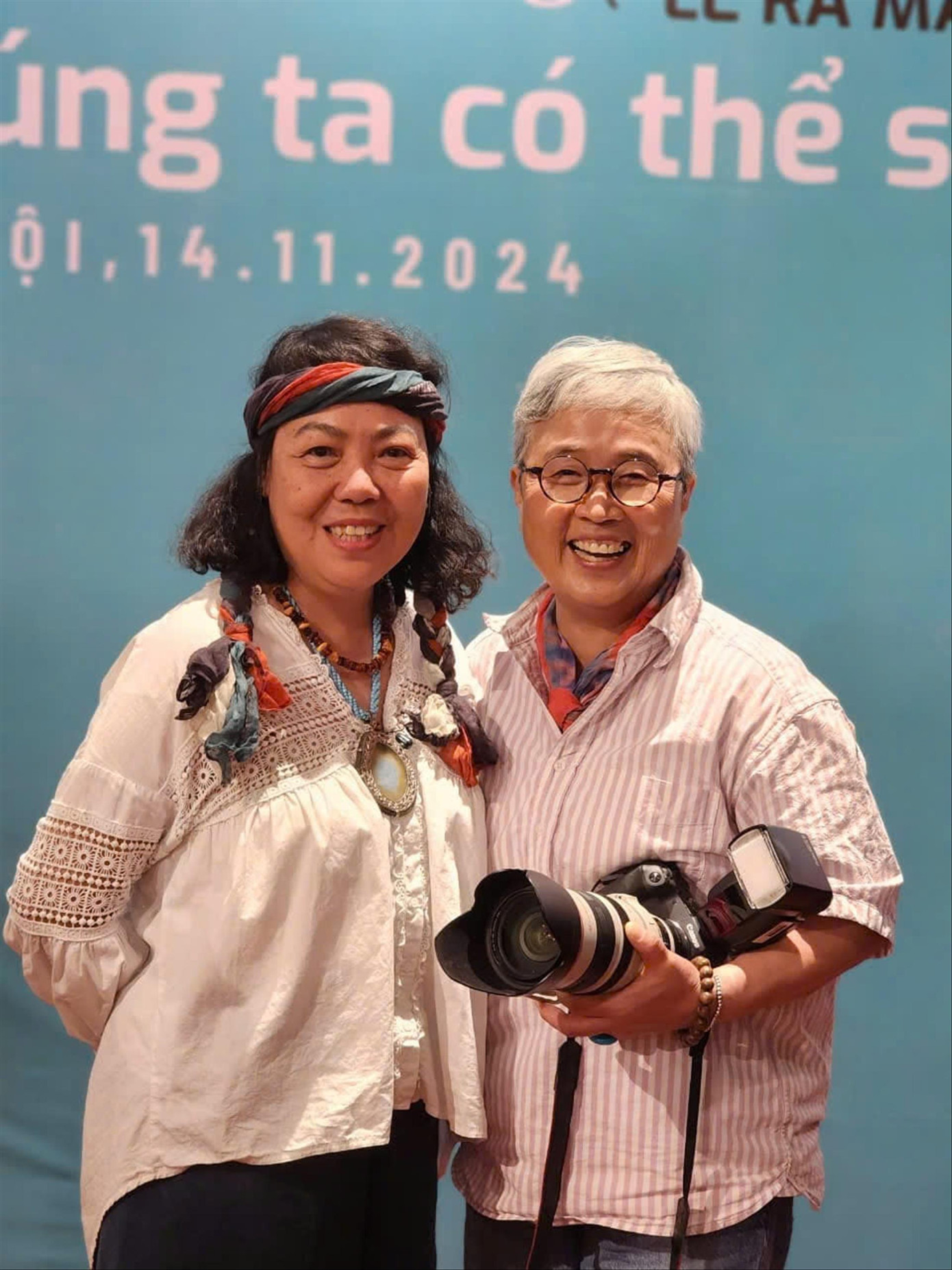 Y Ban và nhiếp ảnh gia người Hàn tại cuộc gặp gỡ các nhà văn Hàn Quốc do Hội Nhà văn Việt Nam vừa tổ chức