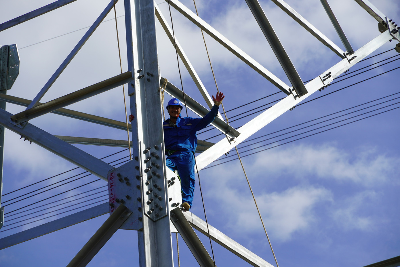 Gió giật liên hồi khiến việc thi công trụ điện số 9 rất khó khăn, vượt qua cả giới hạn cho phép