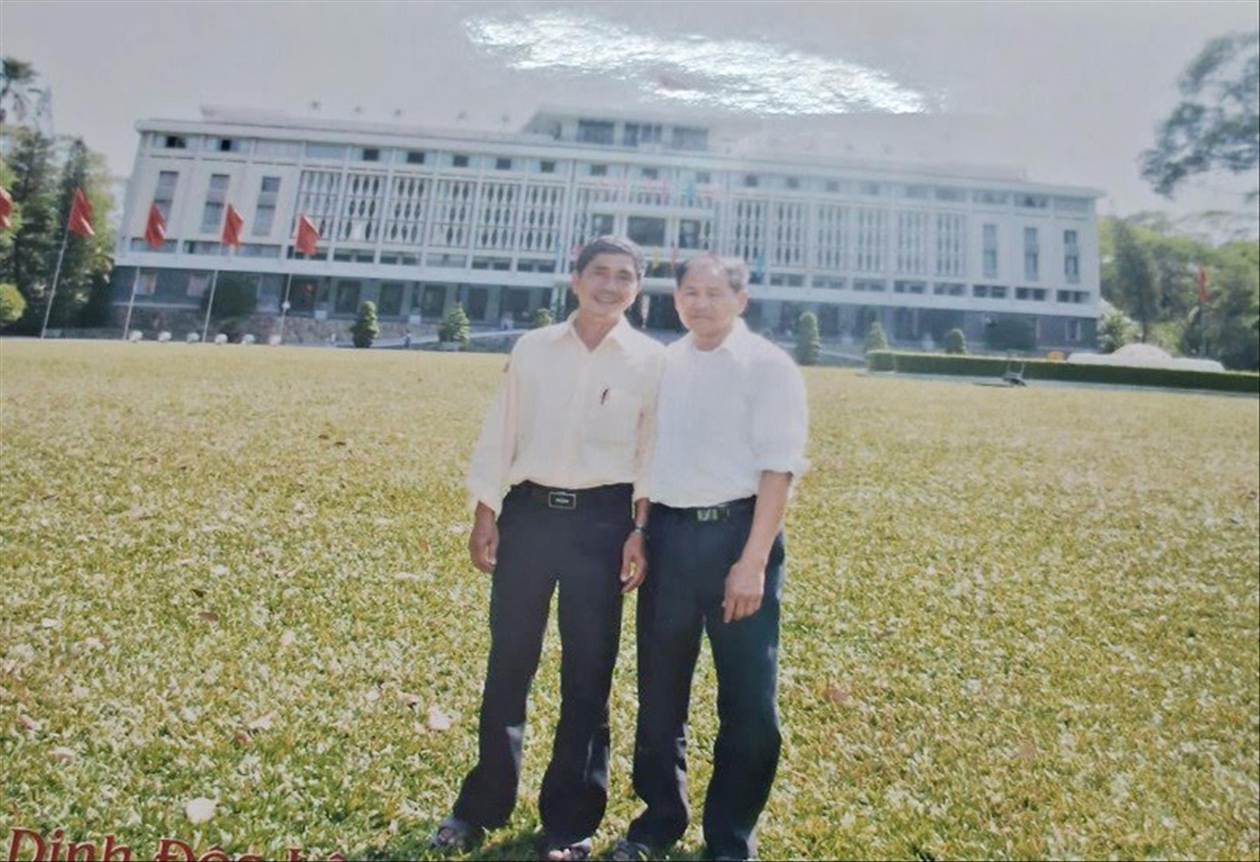 CCB Nguyễn Văn Đãi (phải) và CCB Cao Ngọc Viên đứng bên nhau tại Dinh Độc Lập. Ảnh: Nhân vật cung cấp