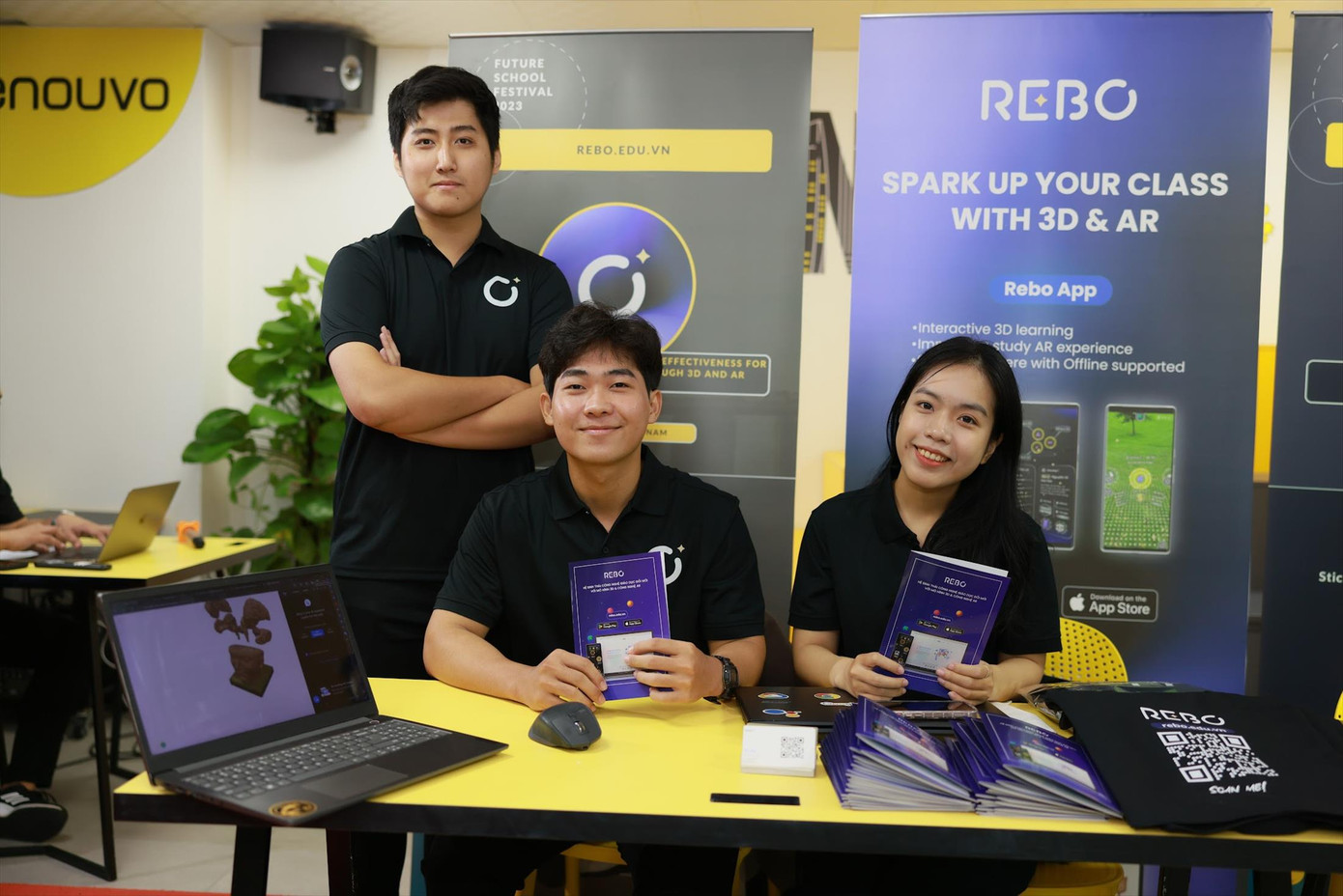 Võ Nguyễn Đình Trí (đứng), cựu sinh viên Trường Đại học FPT Đà Nẵng cùng các cộng sự thực hiện dự án Rebo