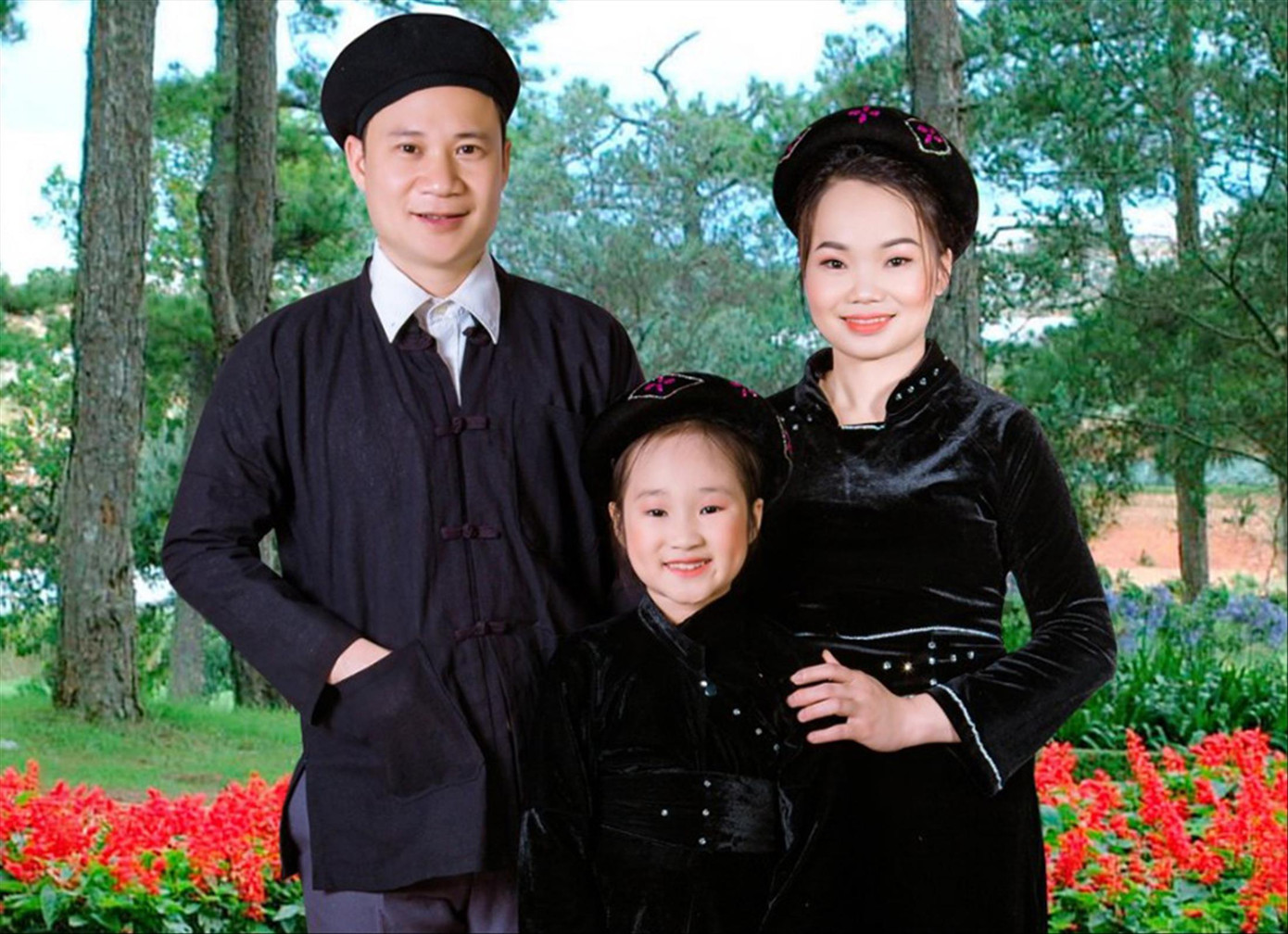 Gia đình anh Hóa chị Ve ở xã Cao Tân (huyện Pác Nặm, Bắc Kạn) Ảnh: NVCC