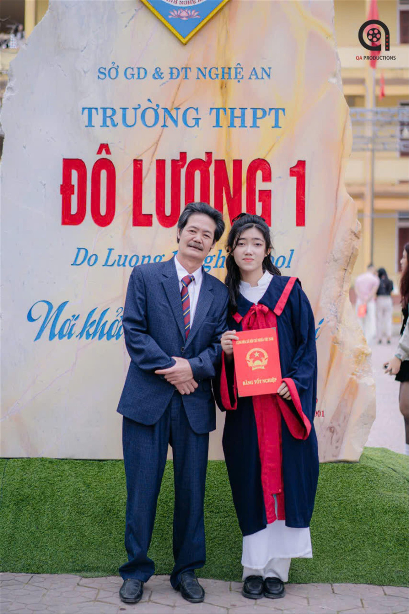 Linh Tâm và bố nuôi là Lê Trung Thực trong ngày tốt nghiệp phổ thông Linh Tâm và bố nuôi là Lê Trung Thực trong ngày tốt nghiệp phổ thông