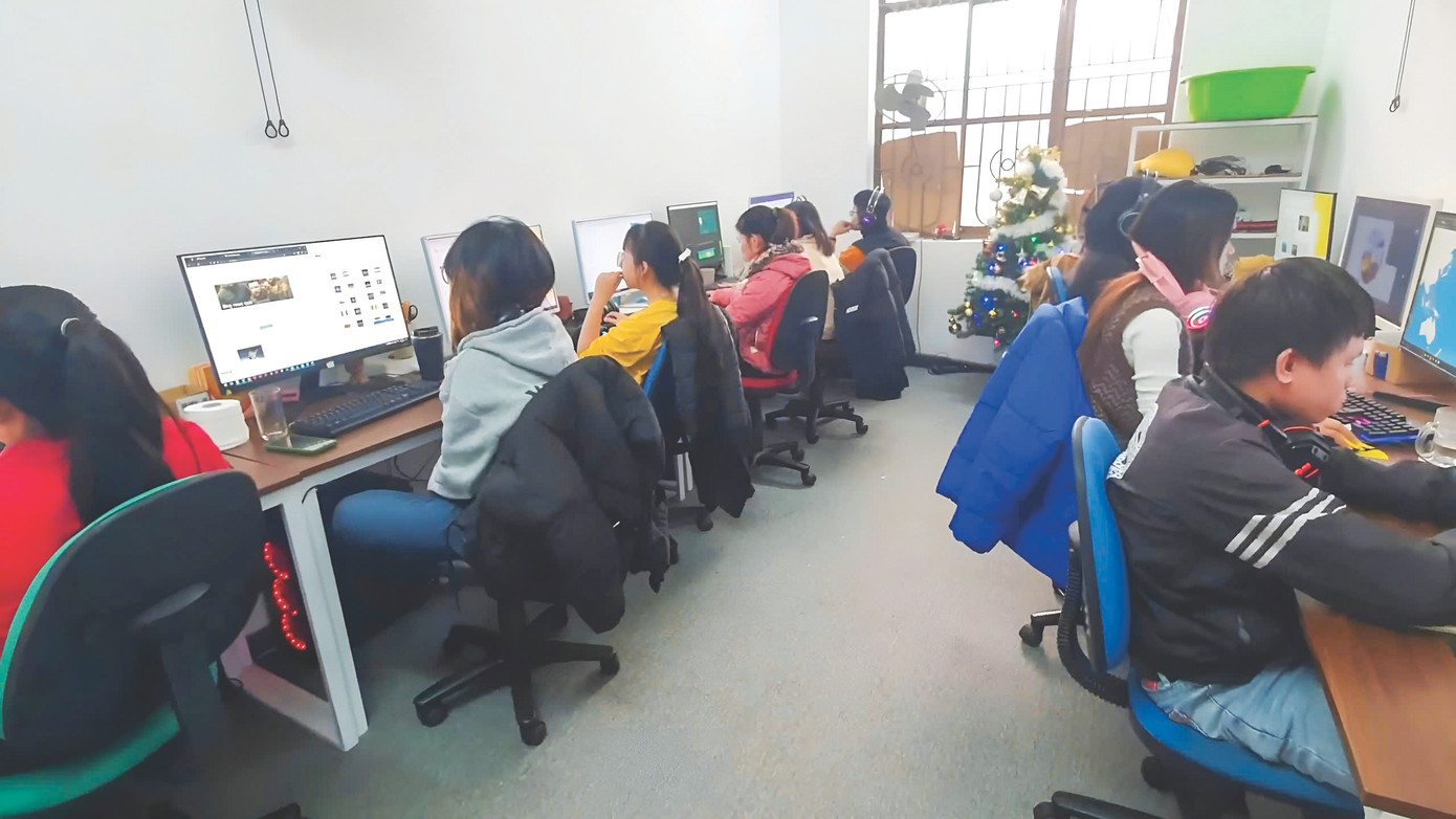 Nhóm EZ Sử đang làm việc