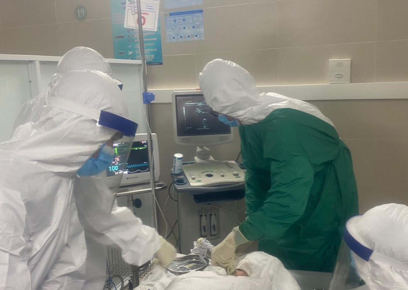 Các bác sĩ BV Thanh Nhàn thực hiện thủ thuật cho bệnh nhân COVID-19