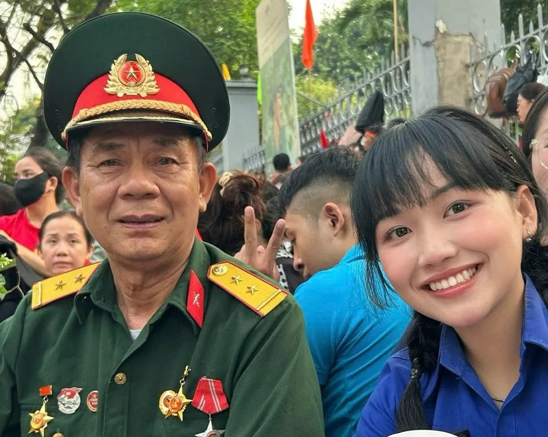 Dương Hoàng Dung cùng một bác cựu chiến binh ngồi chờ xem diễu binh, diễu hành 50 năm Giải phóng miền Nam, thống nhất đất nướcẢnh: Dân Trí