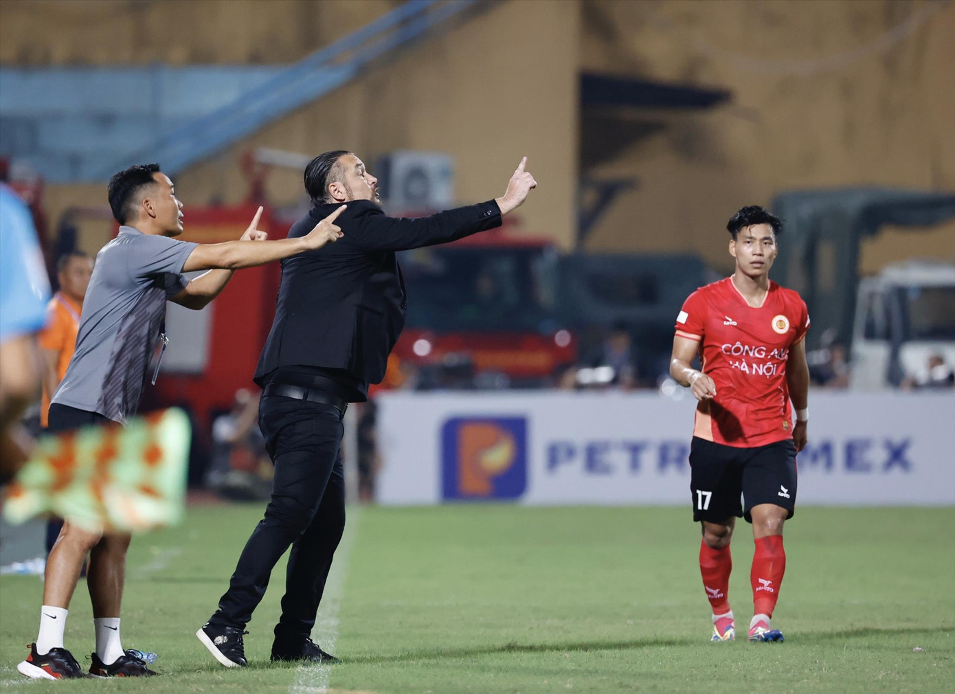 HLV Popov truyền lửa cho các học trò với phong cách chỉ đạo đầy máu lửa. Ảnh: NHƯ Ý HLV Popov truyền lửa cho các học trò với phong cách chỉ đạo đầy máu lửa. Ảnh: NHƯ Ý