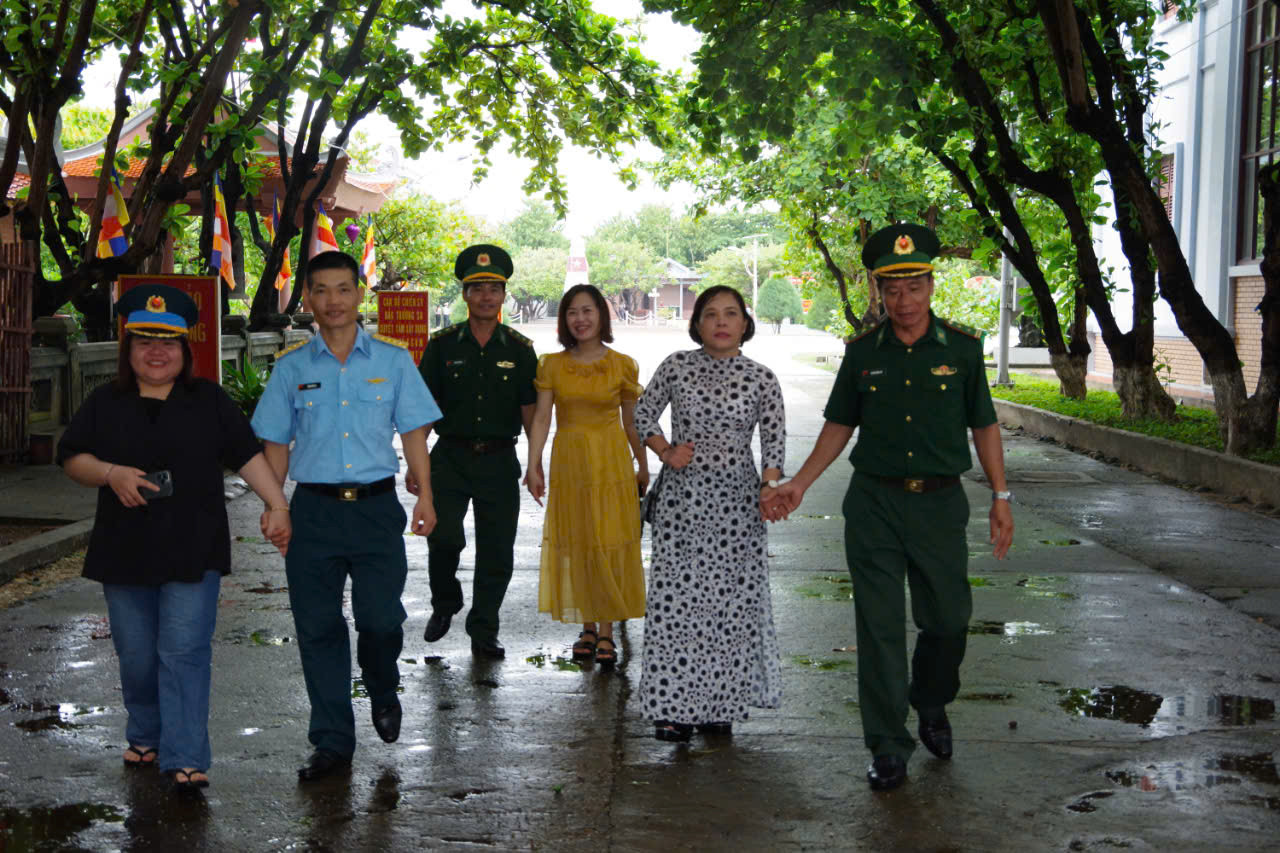 Hạnh phúc của hậu phương những người lính ra thăm Trường Sa. Hạnh phúc của hậu phương những người lính ra thăm Trường Sa.