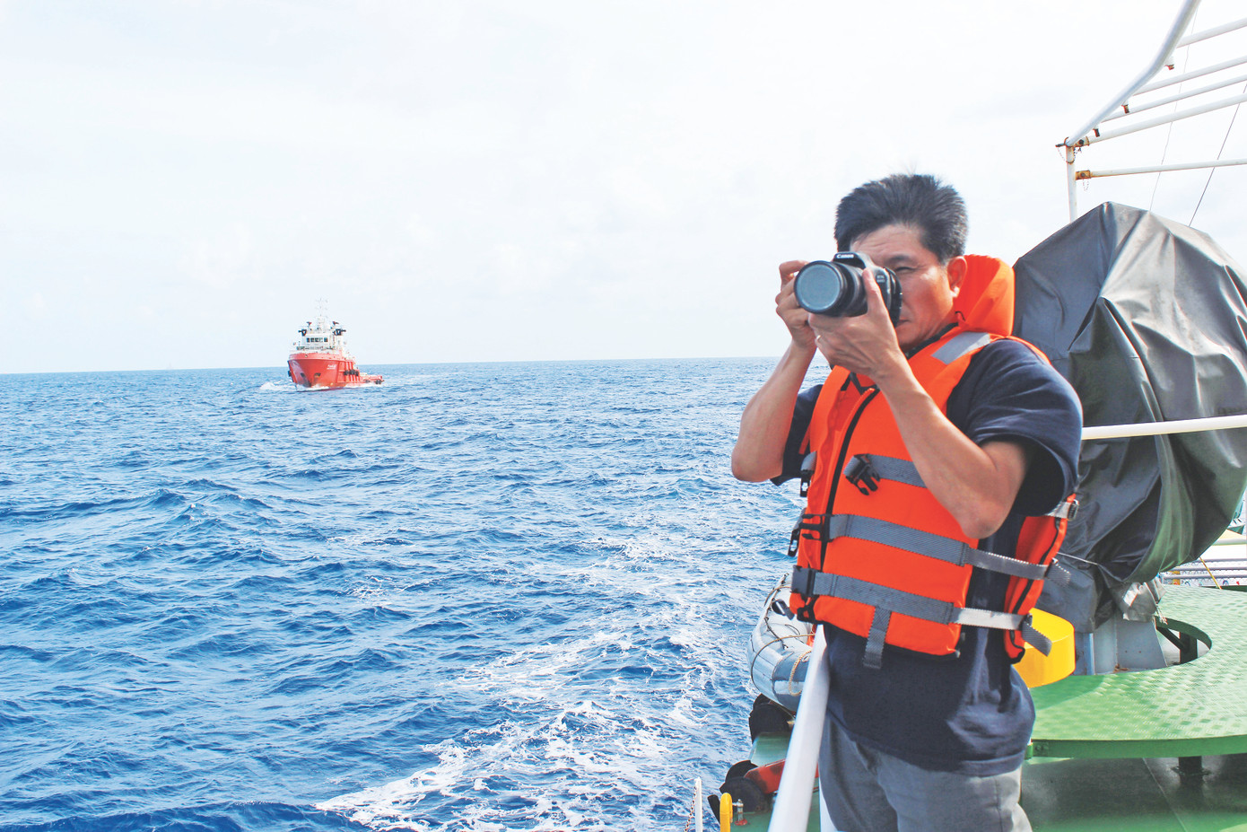 Nhà báo Trần Tuấn tác nghiệp tại Hoàng Sa trong vụ giàn khoan HD981 mùa hè năm 2014