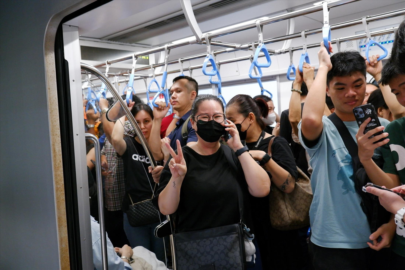 Người dân phấn khởi trải nghiệm metro TPHCM. Ảnh: Hữu Huy Người dân phấn khởi trải nghiệm metro TPHCM. Ảnh: Hữu Huy