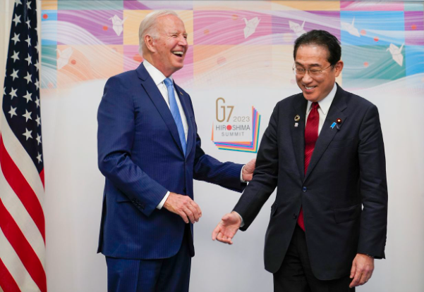 Tổng thống Mỹ Joe Biden gặp Thủ tướng Nhật Bản Fumio Kishida ngày 18/5 ở Hiroshima. (Ảnh: AP)