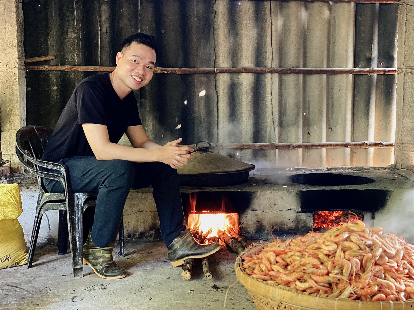 Chàng trai 9X Phạm Xuân Thành (ở xã Tân Ân Tây, huyện Ngọc Hiển, tỉnh Cà Mau) bên sản phẩm Con Tôm Rừng của mình Chàng trai 9X Phạm Xuân Thành (ở xã Tân Ân Tây, huyện Ngọc Hiển, tỉnh Cà Mau) bên sản phẩm Con Tôm Rừng của mình